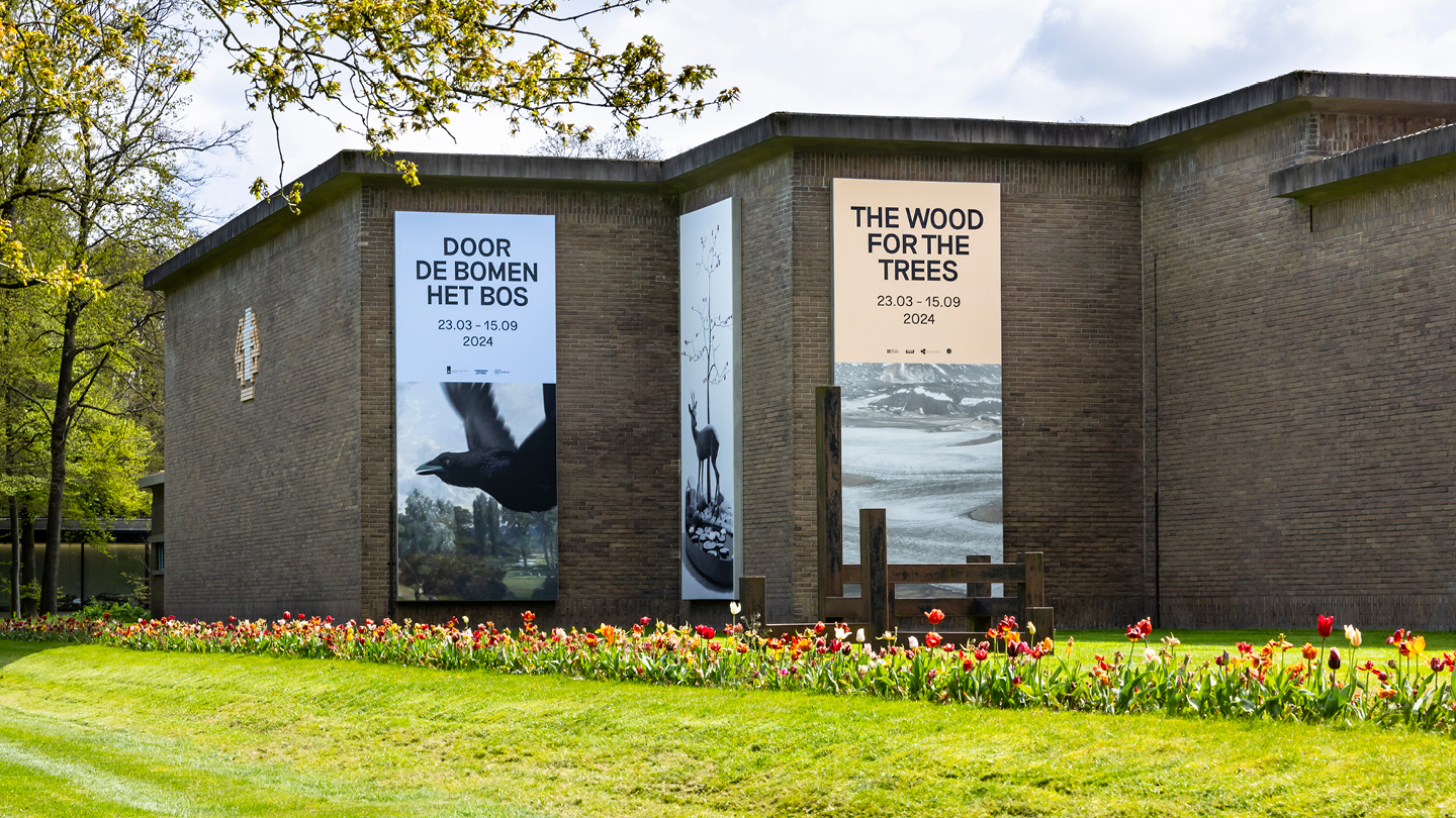 kroller muller museum door de bomen het bos gevel communicatie